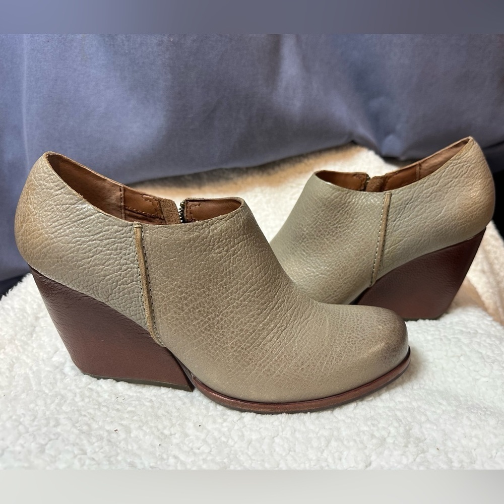 Kork-Ease Tan Wedge Booties Ankle Boot size 9 Leather, Comfort Foot Bed 3” wedge